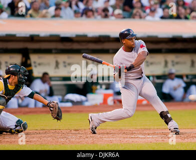 Sett. 11, 2010 - Oakland, in California, Stati Uniti d'America - Boston Red Sox terzo baseman Adrian Beltre (29) in azione durante le A vs Redsox gioco al Oakland-Alameda County Coliseum a Oakland, in California. A sconfitto il Redsox 4-3. (Credito Immagine: © Damon Tarver/Southcreek globale/ZUMApress.com) Foto Stock