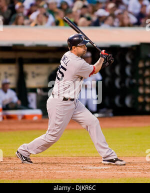 Sett. 11, 2010 - Oakland, in California, Stati Uniti d'America - Boston Red Sox primo baseman Mike Lowell (25) in azione durante le A vs Redsox gioco al Oakland-Alameda County Coliseum a Oakland, in California. A sconfitto il Redsox 4-3. (Credito Immagine: © Damon Tarver/Southcreek globale/ZUMApress.com) Foto Stock