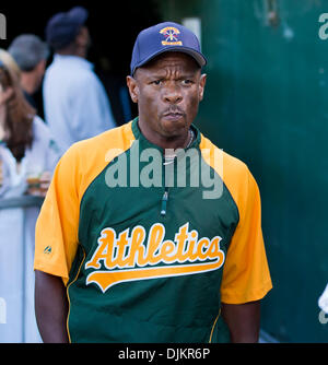 Sett. 11, 2010 - Oakland, in California, Stati Uniti d'America - La leggenda del baseball e Hall of Famer Ricky Henderson prima alla A vs Redsox gioco al Oakland-Alameda County Coliseum a Oakland, in California. A sconfitto il Redsox 4-3. (Credito Immagine: © Damon Tarver/Southcreek globale/ZUMApress.com) Foto Stock