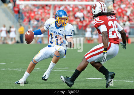 Sett. 11, 2010 - Madison, Wisconsin, Stati Uniti d'America - San Jose State quarterback Giordania La Secla (12) tenta di sottrarsi al Wisconsin cornerback Antonio Fenelus (26) durante il gioco tra il Wisconsin Badgers e il San Jose State spartani a Camp Randall Stadium di Madison, WI. Wisconsin sconfitto San Jose State 27-14. (Credito Immagine: © John Rowland Southcreek/Global/ZUMApress Foto Stock