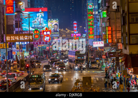 Scena di strada in Mongkok. Colorati negozi street illuminata di notte. Mongkok è un distretto. Foto Stock