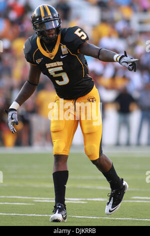 Sett. 11, 2010 - Hattiesburg, Mississippi, Stati Uniti d'America - Southern Miss WR DeAndre marrone (5) si prepara per lo scatto. Southern Miss sconfitto Prairie View A&M 34-7 nel gioco a M.M. Roberts Stadium. (Credito Immagine: © Collin Hays Southcreek/Global/ZUMApress.com) Foto Stock