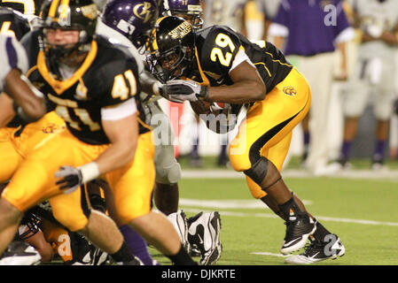 Sett. 11, 2010 - Hattiesburg, Mississippi, Stati Uniti d'America - Southern Miss RB Kendrick Hardy (29) abbassa le spalle e corre fino alla metà. Southern Miss sconfitto Prairie View A&M 34-7 nel gioco a M.M. Roberts Stadium. (Credito Immagine: © Collin Hays Southcreek/Global/ZUMApress.com) Foto Stock