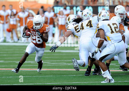 Sett. 11, 2010 - Austin, Texas, Stati Uniti d'America - Texas Longhorns running back Foswhitt Whittaker (28) gira intorno alla fine del primo trimestre del gioco tra le università del Texas e dell'Università del Wyoming. I giocatori del Longhorn sconfitto il cowboy 34-7 (credito Immagine: © Jerome Miron/Southcreek globale/ZUMApress.com) Foto Stock