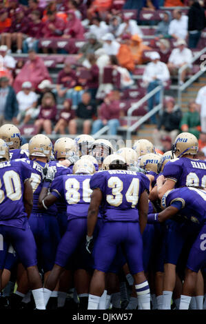 Sett. 12, 2010 - Blacksburg, Virginia, Stati Uniti d'America - James Madison i giocatori si incontrano al centro del campo prima di una partita a Lane Stadium di Blacksburg, Virginia. (Credito Immagine: © Rassi Borneo/Southcreek globale/ZUMApress.com) Foto Stock