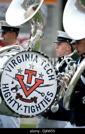 Sett. 12, 2010 - Blacksburg, Virginia, Stati Uniti d'America - Virginia Tech Highty-Tighties eseguire sul campo prima del gioco a Lane Stadium di Blacksburg, Virginia. (Credito Immagine: © Rassi Borneo/Southcreek globale/ZUMApress.com) Foto Stock