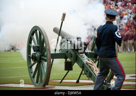 Sett. 12, 2010 - Blacksburg, Virginia, Stati Uniti d'America - Virginia Tech Corps di cadetti fire un cannone in campo prima della partita a Lane Stadium di Blacksburg, Virginia. (Credito Immagine: © Rassi Borneo/Southcreek globale/ZUMApress.com) Foto Stock