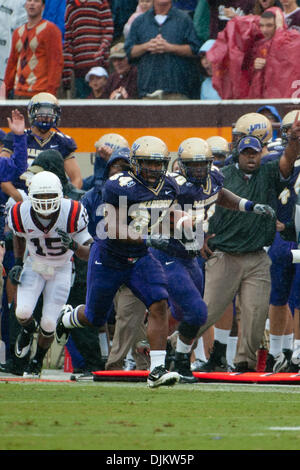 Sett. 12, 2010 - Blacksburg, Virginia, Stati Uniti d'America - James Madison TB Jamal Sullivan (#34) rompe lontano dai difensori su un touchdown eseguito nel secondo trimestre azione a Lane Stadium di Blacksburg, Virginia. (Credito Immagine: © Rassi Borneo/Southcreek globale/ZUMApress.com) Foto Stock