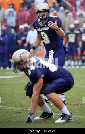 Sett. 12, 2010 - Blacksburg, Virginia, Stati Uniti d'America - James Madison QB Drew Dudzik (#9) dirige il reato con te Brian Barlow (#84) attesa per l'avvio della riproduzione durante un terzo trimestre di guidare a Lane Stadium di Blacksburg, Virginia. (Credito Immagine: © Rassi Borneo/Southcreek globale/ZUMApress.com) Foto Stock