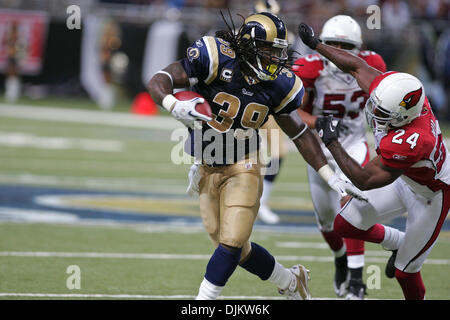 Sett. 12, 2010 - Saint Louis, Missouri, Stati Uniti d'America - Saint Louis Rams running back Steven Jackson (#39) ottiene da Arizona Cardinals safety Adrian Wilson (24) durante un gioco tra la Saint Louis Rams e l'Arizona Cardinals a Edward Jones Dome di Saint Louis, Missouri. I Cardinali sconfitto i montoni 17-13. (Credito Immagine: © Jimmy Simmons/Southcreek globale/ZUMApr Foto Stock
