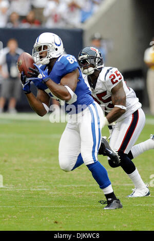 Sett. 12, 2010 - Houston, Texas, Stati Uniti d'America - Indianapolis Colts wide receiver Pierre Garcon (85) cale in un pass come Houston Texans defensive back Kareem Jackson (25) difende durante il gioco tra la Houston Texans e Indianapolis Colts. I Texans sconfitto i Colts 34-24. (Credito Immagine: © Jerome Miron/Southcreek globale/ZUMApress.com) Foto Stock