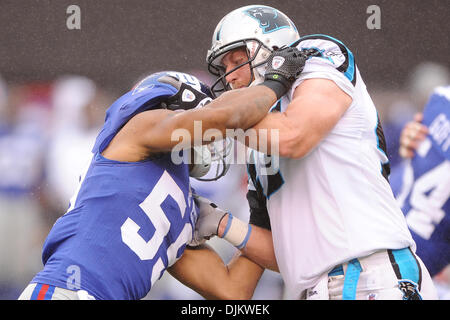 Carolina Panthers stretto fine Jeff King (47) blocchi New York Giants linebacker Michael Boley (59) durante la seconda metà di NFL di azione in New York Giants' 31-18 vittoria su Carolina Panthers al nuovo Meadowlands Stadium di East Rutherford, New Jersey. (Credito Immagine: © sarà Schneekloth/Southcreek globale/ZUMApress.com) Foto Stock
