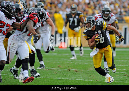Sett. 12, 2010 - Pittsburgh, PENNSYLVANNIA, Stati Uniti d'America - Pittsburgh Steelers' wide receiver Hines Ward (86) compie una corsa nel secondo trimestre come lo Steelers assumere i falchi a Heinz Field di Pittsburgh, PA....Steelers vincere in lavoro straordinario oltre i falchi da un 15-9 (credito Immagine: © Dean Beattie/Southcreek globale/ZUMApress.com) Foto Stock