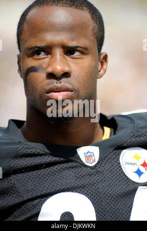 Sett. 12, 2010 - Pittsburgh, PENNSYLVANNIA, Stati Uniti d'America - Pittsburgh Steelers' corner back IKE TAYLOR (24) durante il pre-gioco come lo Steelers assumere i falchi a Heinz Field di Pittsburgh, PA....Steelers vincere in lavoro straordinario oltre i falchi da parte di un cliente di 15-9. (Credito Immagine: © Dean Beattie/Southcreek globale/ZUMApress.com) Foto Stock