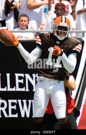 Sett. 12, 2010 - Tampa, Florida, Stati Uniti d'America - Cleveland Browns wide receiver Mohamed Massaquoi (11) festeggia dopo aver segnato un touchdown nella prima metà azione. I bucanieri trail i Cleveland Browns 14-10 presso Raymond James Stadium di Tampa, Florida. (Credito Immagine: © Anthony Smith/Southcreek globale/ZUMApress.com) Foto Stock