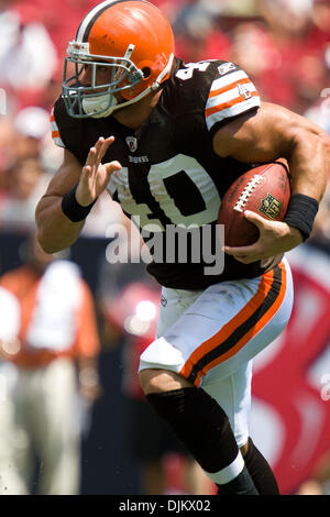 Sett. 12, 2010 - Tampa, Florida, Stati Uniti d'America - Cleveland Browns running back Peyton Hillis (40) trova qualche camera in esecuzione contro i bucanieri di Tampa presso Raymond James Stadium. I bucanieri trail i Cleveland Browns 14-10 presso Raymond James Stadium di Tampa, Florida. (Credito Immagine: © Anthony Smith/Southcreek globale/ZUMApress.com) Foto Stock