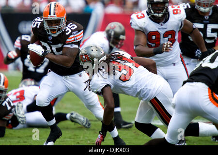 Sett. 12, 2010 - Tampa, Florida, Stati Uniti d'America - Cleveland Browns running back Jerome Harrison (35) trova un foro in Tampa Buccaneers linea difensiva. I bucanieri trail i Cleveland Browns 14-10 presso Raymond James Stadium di Tampa, Florida. (Credito Immagine: © Anthony Smith/Southcreek globale/ZUMApress.com) Foto Stock