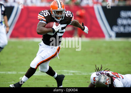 Sett. 12, 2010 - Tampa, Florida, Stati Uniti d'America - Cleveland Browns running back Jerome Harrison (35) trova un foro in Tampa Buccaneers linea difensiva. I bucanieri trail i Cleveland Browns 14-10 presso Raymond James Stadium di Tampa, Florida. (Credito Immagine: © Anthony Smith/Southcreek globale/ZUMApress.com) Foto Stock