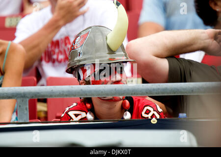 Sett. 12, 2010 - Tampa, Florida, Stati Uniti d'America - Tampa Bay Buccaneers fanatici rimuginare il punteggio all'inizio del secondo semestre. I bucanieri sconfiggere i Cleveland Browns 17-14 presso Raymond James Stadium di Tampa, Florida. (Credito Immagine: © Anthony Smith/Southcreek globale/ZUMApress.com) Foto Stock