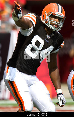 Sett. 12, 2010 - Tampa, Florida, Stati Uniti d'America - Cleveland Browns stretto fine Robert Royal (84) gesti verso la folla a Raymond James Stadium. I bucanieri sconfiggere i Cleveland Browns 17-14 presso Raymond James Stadium di Tampa, Florida. (Credito Immagine: © Anthony Smith/Southcreek globale/ZUMApress.com) Foto Stock