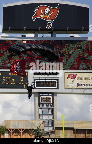 Sett. 12, 2010 - Tampa, Florida, Stati Uniti d'America - le Forze Speciali paracadute nel Raymond James Stadium per militari apprezzamento giorno prima al Tampa Buccaneers vs Cleveland Browns gioco. I bucanieri sconfiggere i Cleveland Browns 17-14 presso Raymond James Stadium di Tampa, Florida. (Credito Immagine: © Anthony Smith/Southcreek globale/ZUMApress.com) Foto Stock