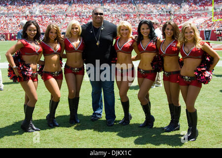 Sett. 12, 2010 - Tampa, Florida, Stati Uniti d'America - American Idol finalista Big Mike Lynche pone con i bucanieri di Tampa cheerleaders prima del season opener contro i Cleveland Browns. I bucanieri sconfiggere i Cleveland Browns 17-14 presso Raymond James Stadium di Tampa, Florida. (Credito Immagine: © Anthony Smith/Southcreek globale/ZUMApress.com) Foto Stock