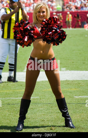 Sett. 12, 2010 - Tampa, Florida, Stati Uniti d'America - Tampa Buccaneers cheerleader durante il season opener contro i Cleveland Browns presso Raymond James Stadium. I bucanieri sconfiggere i Cleveland Browns 17-14 presso Raymond James Stadium di Tampa, Florida. (Credito Immagine: © Anthony Smith/Southcreek globale/ZUMApress.com) Foto Stock