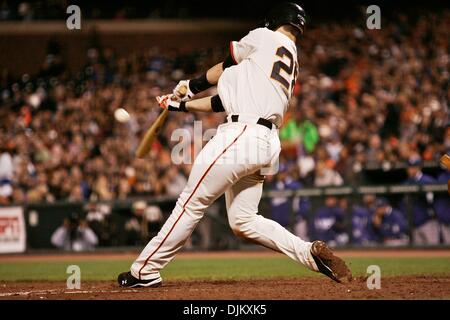 Sett. 16, 2010 - San Francisco, California, Stati Uniti d'America - San Francisco Giants ospita il Los Angeles Dodgers. San Francisco Giants catcher Buster Posey (28) colpisce un singolo durante la partita contro i Los Angeles Dodgers. San Francisco Giants sconfiggere i Los Angeles Dodgers 2 - 0. (Credito Immagine: © Dinno Kovic/Southcreek globale/ZUMApress.com) Foto Stock