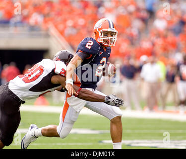 Settembre 18, 2010 - Champagne, Illinois, Stati Uniti - NCAA Football - Illinois quarterback NATHAN SCHEELHAASE (2 porta la pallina in gioco tra le università di Illinois Fighting Illini e la Northern Illinois University Huskies presso il Memorial Stadium. Il Illini sconfitto il Huskies 28 a 22. (Credito Immagine: © Mike Granse/ZUMApress.com) Foto Stock