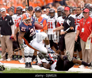 Settembre 18, 2010 - Champagne, Illinois, Stati Uniti - NCAA Football - Illinois running back JASON FORD (21) porta la pallina in gioco tra le università di Illinois Fighting Illini e la Northern Illinois University Huskies presso il Memorial Stadium. Il Illini sconfitto il Huskies 28 a 22. (Credito Immagine: © Mike Granse/ZUMApress.com) Foto Stock