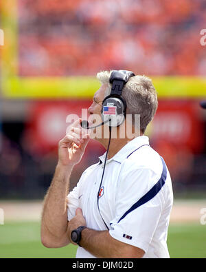 Settembre 18, 2010 - Champagne, Illinois, Stati Uniti - NCAA Football - Illinois Coach RON ZOOK comunica con il suo personale di coaching nel gioco tra le università di Illinois Fighting Illini e la Northern Illinois University Huskies presso il Memorial Stadium. Il Illini sconfitto il Huskies 28 a 22. (Credito Immagine: © Mike Granse/ZUMApress.com) Foto Stock