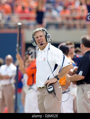 Settembre 18, 2010 - Champagne, Illinois, Stati Uniti - NCAA Football - Illinois Coach RON ZOOK esprime dubbi circa un officiating decisione nel gioco tra le università di Illinois Fighting Illini e la Northern Illinois University Huskies presso il Memorial Stadium. Il Illini sconfitto il Huskies 28 a 22. (Credito Immagine: © Mike Granse/ZUMApress.com) Foto Stock