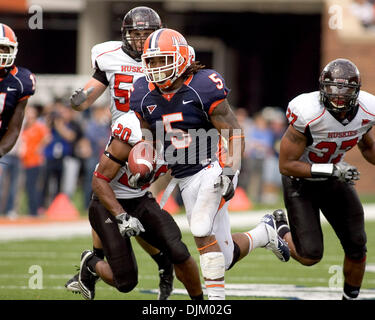 Settembre 18, 2010 - Champagne, Illinois, Stati Uniti - NCAA Football - Illinois running back MIKEL LESHOURE (5) porta la pallina in gioco tra le università di Illinois Fighting Illini e la Northern Illinois University Huskies presso il Memorial Stadium. Il Illini sconfitto il Huskies 28 a 22. (Credito Immagine: © Mike Granse/ZUMApress.com) Foto Stock