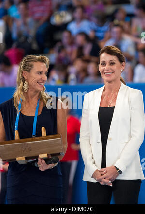 Acapulco, Messico. 29 Nov, 2013. Ex ginnasta rumena Nadia Comaneci (R) assiste la cerimonia di apertura della ginnastica messicano aperto, in Acapulco, Guerrero, Messico meridionale, su nov. 28, 2013. Il messicano ginnastica Open si terrà in Acapulco da nov. 28-30, 2013. Credito: Gesù Espinosa/Xinhua/Alamy Live News Foto Stock