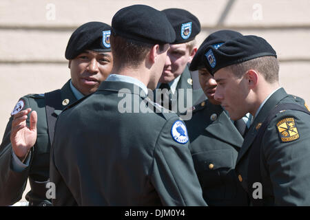 Sett. 18, 2010 - Durham, North Carolina, Stati Uniti d'America - Duke University ROTC aderenti prima del gioco con Alabama. Alabama batte duca 62-13 presso lo Stadio Wallace Wade (credito Immagine: © Mark Abbott/Southcreek globale/ZUMApress.com) Foto Stock