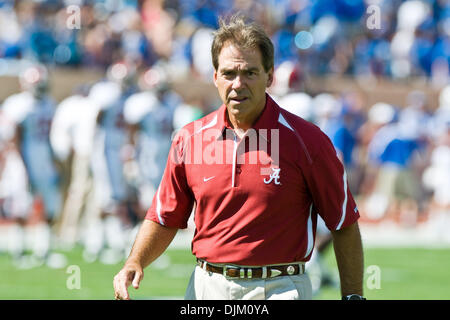 Sett. 18, 2010 - Durham, North Carolina, Stati Uniti d'America - Alabama allenatore Nick Saban orologi pre punte di gioco. Alabama batte duca 62-13 presso lo Stadio Wallace Wade (credito Immagine: © Mark Abbott/Southcreek globale/ZUMApress.com) Foto Stock