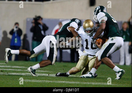 Sett. 18, 2010 - East Lansing, MI, Stati Uniti d'America - Notre Dame quarterback Dayne Crist viene arrestato dal Michigan's Marcus Hyde, sinistra e Denzel Drone sabato 18 settembre, 2010 a Spartan Stadium di East Lansing, Michigan. Michigan State sconfitto Notre Dame 34-31. (Credito Immagine: © Jim Z. Rider/ZUMApress.com) Foto Stock