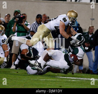 Sett. 18, 2010 - East Lansing, MI, Stati Uniti d'America - Notre Dame sicurezza Harrison Smith cale giù Michigan State in esecuzione indietro le"campana Veon sabato 18 settembre, 2010 a Spartan Stadium di East Lansing, Michigan. Michigan State sconfitto Notre Dame 34-31. (Credito Immagine: © Jim Z. Rider/ZUMApress.com) Foto Stock