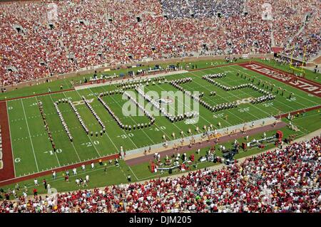 Sett. 18, 2010 - Tallahassee, Florida, Stati Uniti d'America - 18 Settembre 2010: la FSU Marching Chiefs compitare N-O-L-E-S sul campo durante il tempo di emisaturazione del FSU-BYU gioco. FSU sconfitto BYU 34-10 a Doak Campbell Stadium di Tallahassee, Florida. (Credito Immagine: © Mike Olivella/ZUMApress.com) Foto Stock