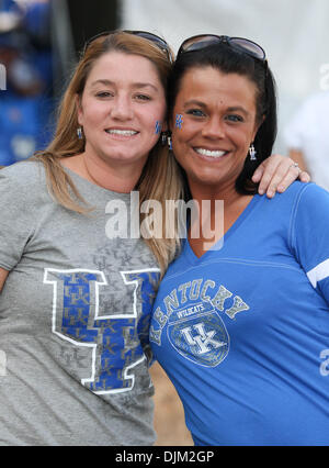 Sett. 18, 2010 - Lexington, Kentucky, Stati Uniti d'America - Kentucky appassionati prima il gioco con il Akron Zips dal Commonwealth Stadium di Lexington. Il Regno Unito è andato a vincere da 47 a 10. (Credito Immagine: © Wayne Litmer/Southcreek globale/ZUMApress.com) Foto Stock