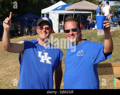 Sett. 18, 2010 - Lexington, Kentucky, Stati Uniti d'America - Kentucky appassionati prima il gioco con il Akron Zips dal Commonwealth Stadium di Lexington. Il Regno Unito è andato a vincere da 47 a 10. (Credito Immagine: © Wayne Litmer/Southcreek globale/ZUMApress.com) Foto Stock