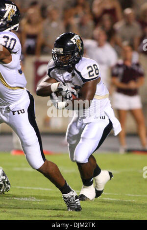 Sett. 18, 2010 - College Station, Texas, Stati Uniti d'America - Florida International University RB Darriet Perry riprese dalla 4 linea di cantiere. Texas A&M University sconfitto Florida International University 27 - 20 a Kyle Campo in College Station, Texas. (Credito Immagine: © Luis Leyva/Southcreek globale/ZUMApress.com) Foto Stock