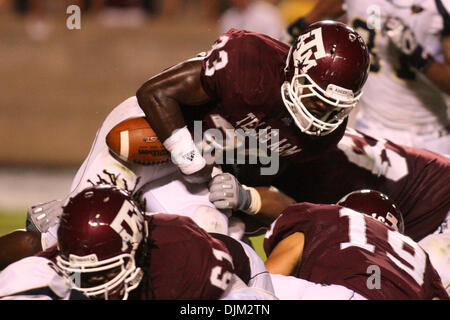 Sett. 18, 2010 - College Station, Texas, Stati Uniti d'America - Texas A&M Aggies RB Christine Michael (#33) Non riesco a tenere in mano la palla qui e fumbles. Texas A&M University sconfitto Florida International University 27 - 20 a Kyle Campo in College Station, Texas. (Credito Immagine: © Luis Leyva/Southcreek globale/ZUMApress.com) Foto Stock