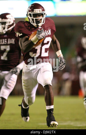 Sett. 18, 2010 - College Station, Texas, Stati Uniti d'America - Texas A&M Aggies RB Cyrus Gray (#32) aveva una lunga corsa per andare avanti touchdown. Texas A&M University sconfitto Florida International University 27 - 20 a Kyle Campo in College Station, Texas. (Credito Immagine: © Luis Leyva/Southcreek globale/ZUMApress.com) Foto Stock
