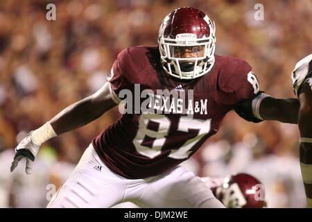 Sett. 18, 2010 - College Station, Texas, Stati Uniti d'America - Texas A&M Aggies TE Neemia Hicks (#87) blocchi per questo punto extra. Texas A&M University sconfitto Florida International University 27 - 20 a Kyle Campo in College Station, Texas. (Credito Immagine: © Luis Leyva/Southcreek globale/ZUMApress.com) Foto Stock