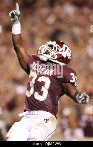 Sett. 18, 2010 - College Station, Texas, Stati Uniti d'America - Texas A&M Aggies RB Christine Michael (#33) celebra un touchdown. Texas A&M University sconfitto Florida International University 27 - 20 a Kyle Campo in College Station, Texas. (Credito Immagine: © Luis Leyva/Southcreek globale/ZUMApress.com) Foto Stock