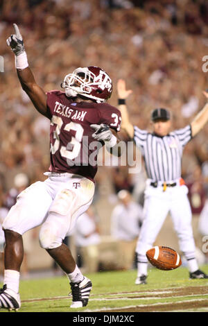 Sett. 18, 2010 - College Station, Texas, Stati Uniti d'America - Texas A&M Aggies RB Christine Michael (#33) punteggi un touchdown. Texas A&M University sconfitto Florida International University 27 - 20 a Kyle Campo in College Station, Texas. (Credito Immagine: © Luis Leyva/Southcreek globale/ZUMApress.com) Foto Stock
