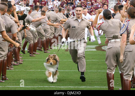Sett. 18, 2010 - College Station, Texas, Stati Uniti d'America - La mascotte corporale e sveglia la mascotte portano il team sul campo. Texas A&M University sconfitto Florida International University 27 - 20 a Kyle Campo in College Station, Texas. (Credito Immagine: © Luis Leyva/Southcreek globale/ZUMApress.com) Foto Stock