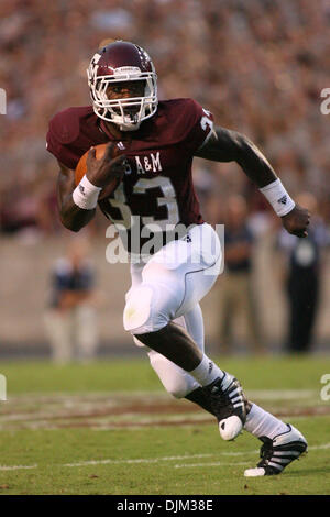 Sett. 18, 2010 - College Station, Texas, Stati Uniti d'America - Texas A&M Aggies RB Christine Michael (#33) esegue la sfera alla sua destra. Texas A&M University sconfitto Florida International University 27 - 20 a Kyle Campo in College Station, Texas. (Credito Immagine: © Luis Leyva/Southcreek globale/ZUMApress.com) Foto Stock