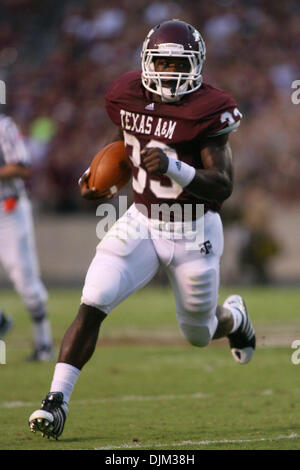 Sett. 18, 2010 - College Station, Texas, Stati Uniti d'America - Texas A&M Aggies RB Christine Michael (#33) esegue la sfera nella prima metà del gioco. Texas A&M University sconfitto Florida International University 27 - 20 a Kyle Campo in College Station, Texas. (Credito Immagine: © Luis Leyva/Southcreek globale/ZUMApress.com) Foto Stock
